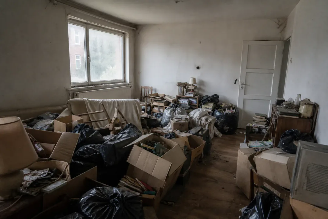Inboedelruiming voor, Fredo Recycling Ruimte vol rommel en materiaal vóór inboedelruiming door Fredo Recycling